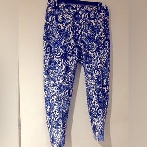 Isaac Mizrahi Live blue and white paisley print fitted pant.